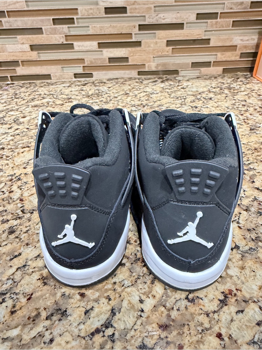 Jordan retro 4 white thunder